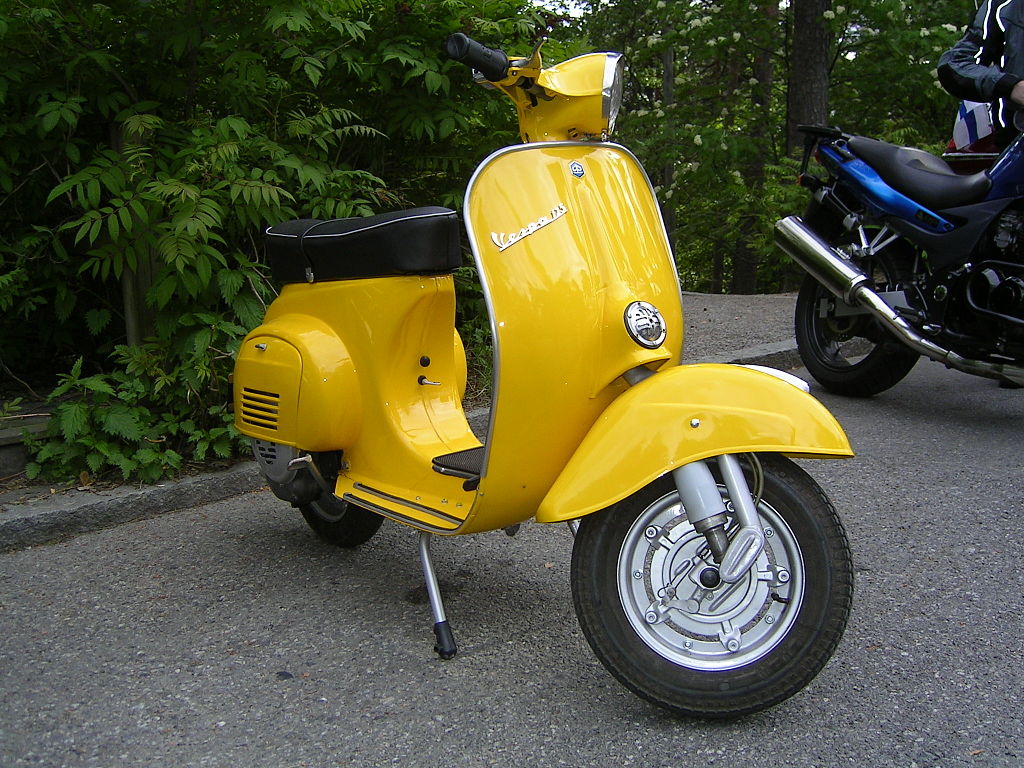 1024px-Vespa_Primavera_125